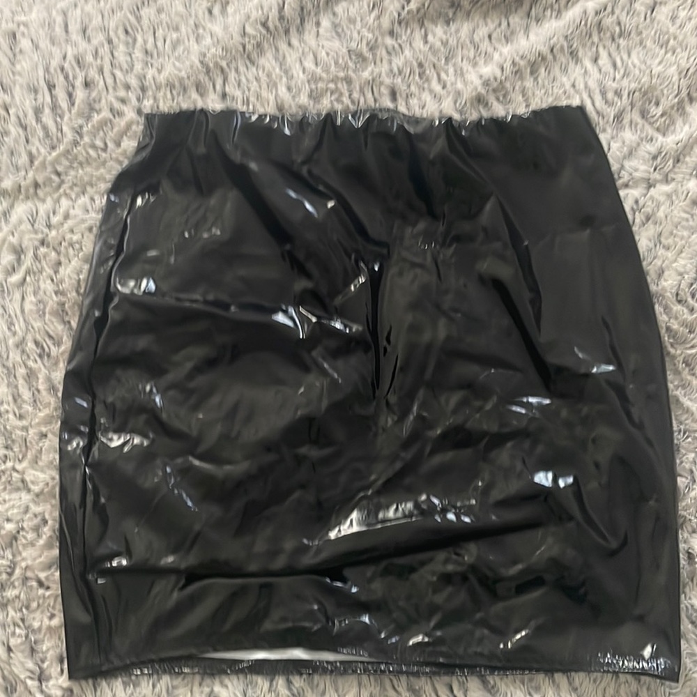 **NEVER WORN** vinyl high waist mini skirt black - us 8